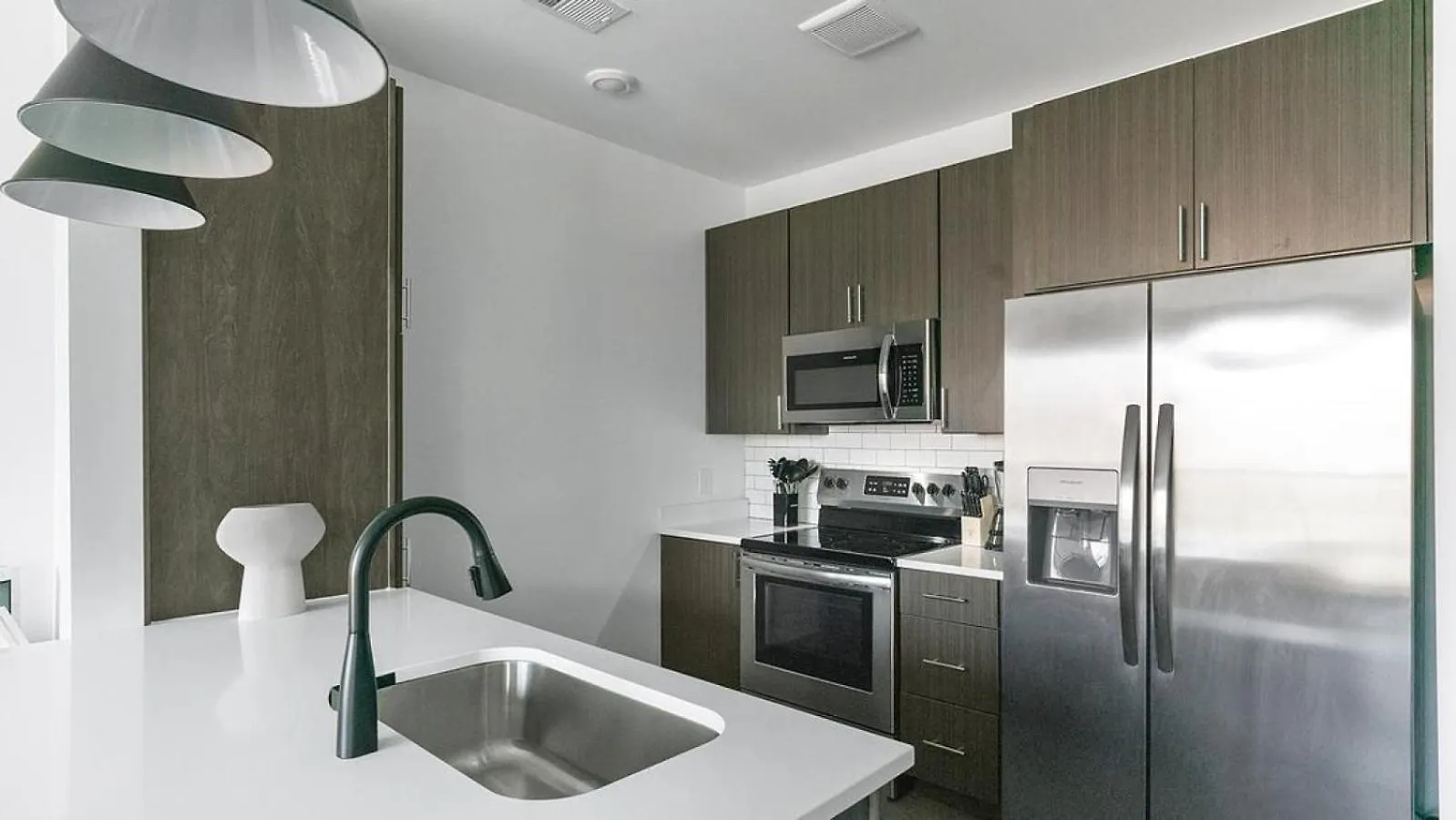 Landing Modern Apartment With Amazing Amenities Richmond